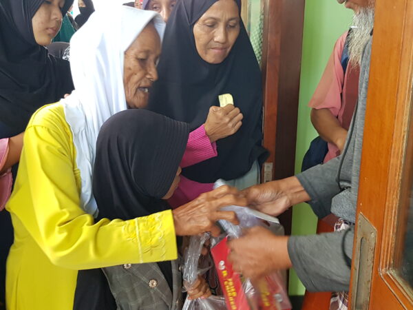 Pemberian Santunan Yatim Manula dan Dhuafa